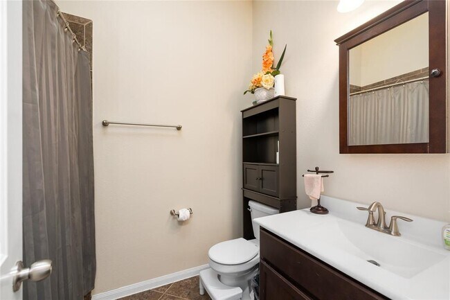 Building Photo - 923 Lake View Dr