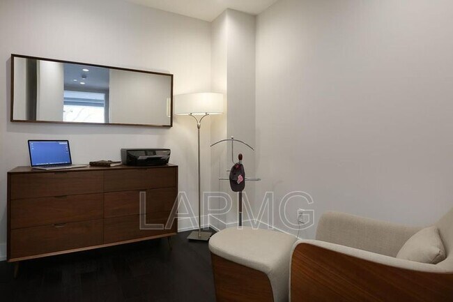Building Photo - 450 N Palm Dr
