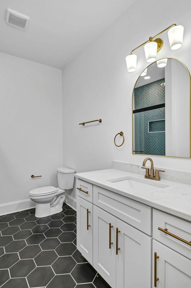 Building Photo - Pre-Leasing for the 26-27 School Year! - N...