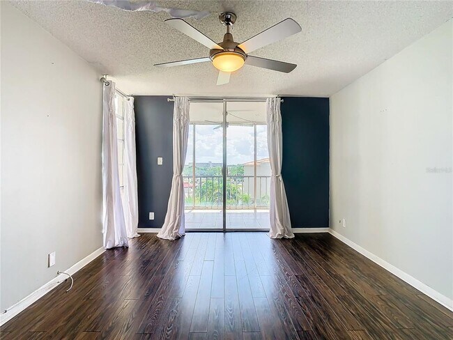 Building Photo - 7400 Sun Island Dr S