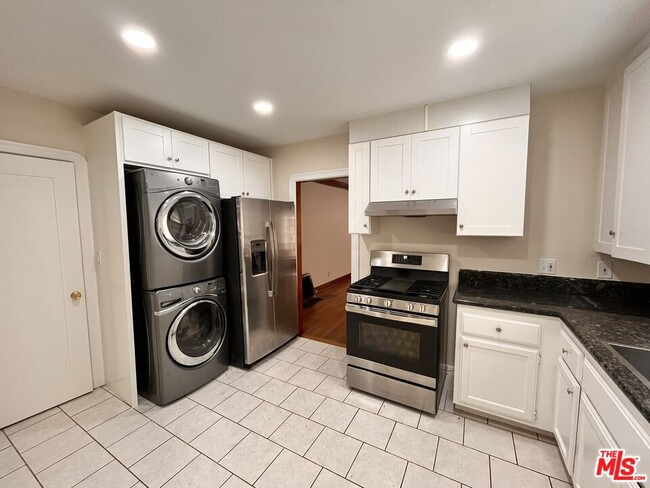 Building Photo - 496 E 52nd St