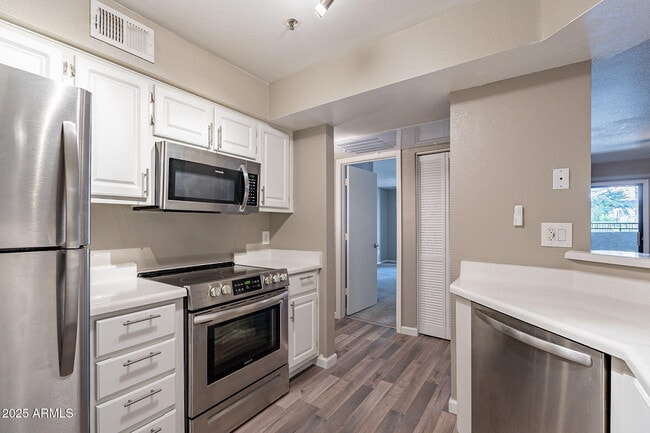 Building Photo - 2025 E Campbell Ave