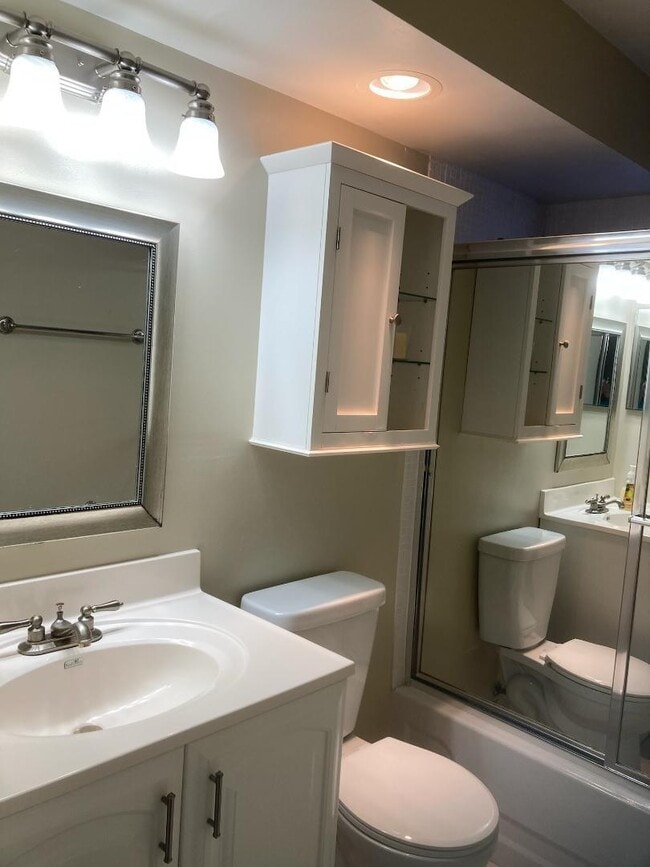 Building Photo - 445 Saxony Way