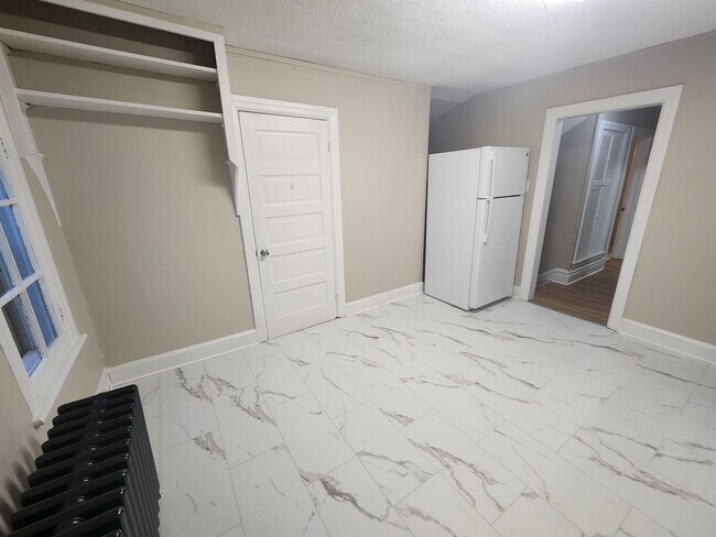 Building Photo - 651 Lincoln Way W