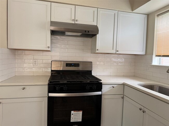 Building Photo - 451 Oakdale Dr