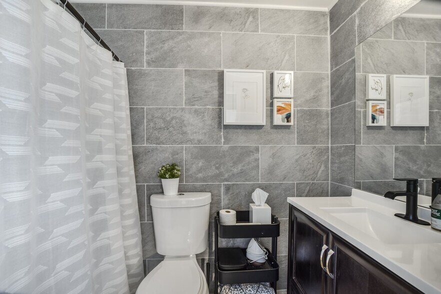 Building Photo - 2437 Atwood Ave