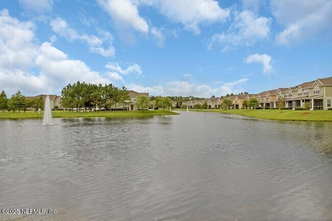 Building Photo - 6920 Roundleaf Dr