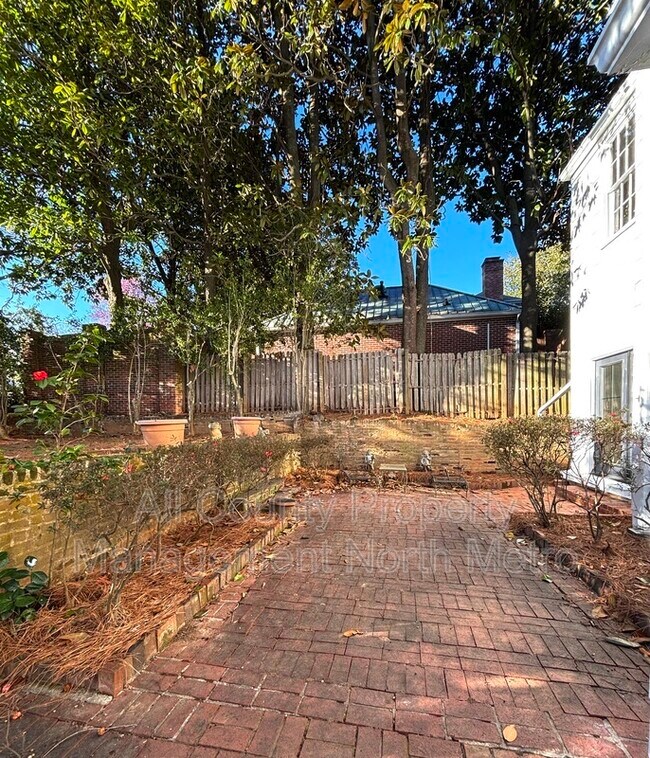 Building Photo - 2416 Dellwood Dr NW