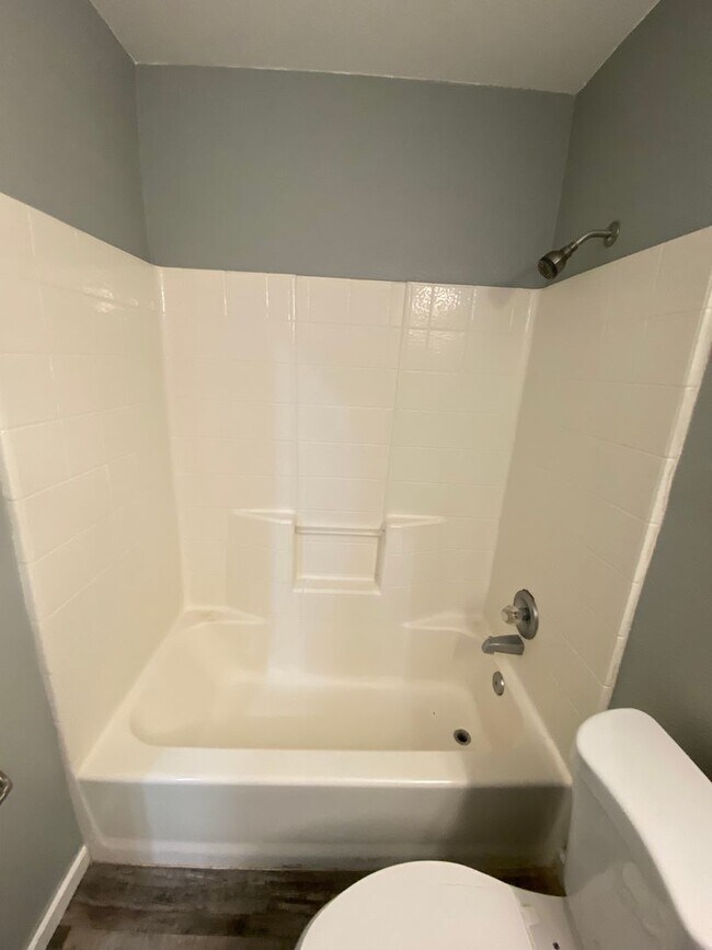 Building Photo - Newley Remodeled 3 BD 2 BA house on corner...