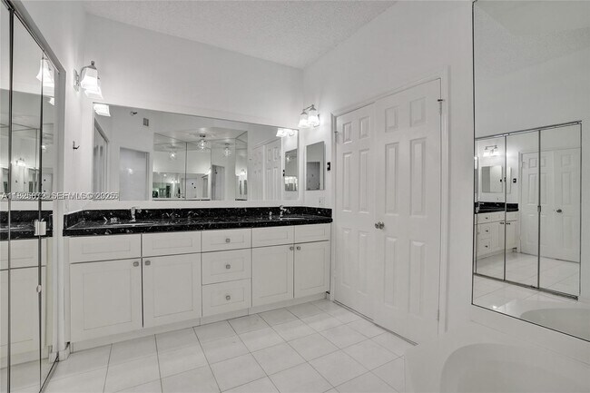 Building Photo - 3500 Mystic Pointe Dr