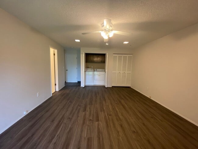 Building Photo - DW1217 - A