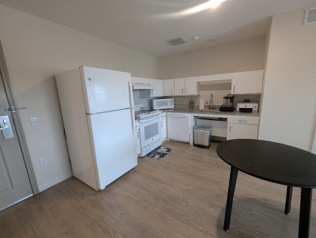 Building Photo - 2220 N Glenville Dr