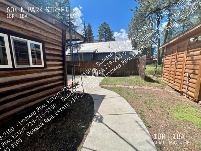 Building Photo - 604 N Park St