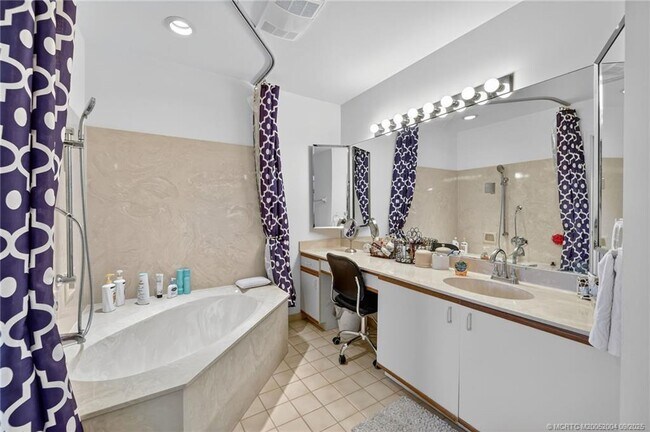 Building Photo - 6110 SE Martinique Dr