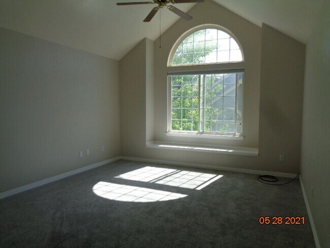 Building Photo - 2 BR/2 1/2 BA Townhouse in Gated Littleton...