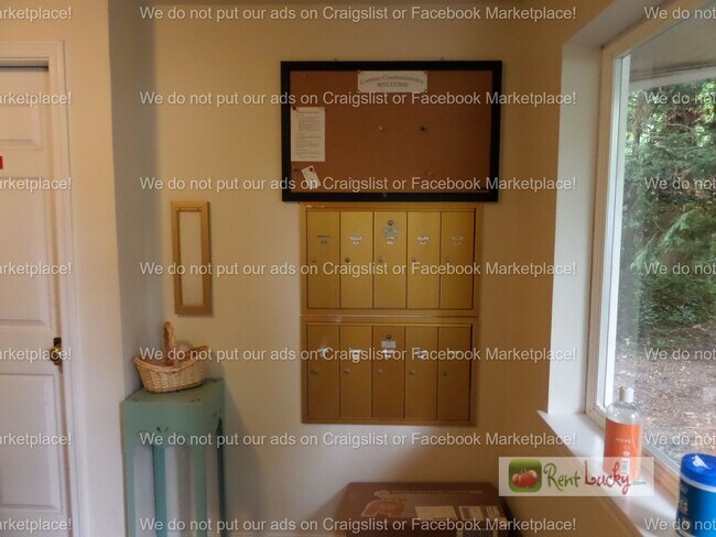 Building Photo - Super Cute and Private 2-Bedroom Condo w/2 Parking Spaces in Lake Forest Park!!