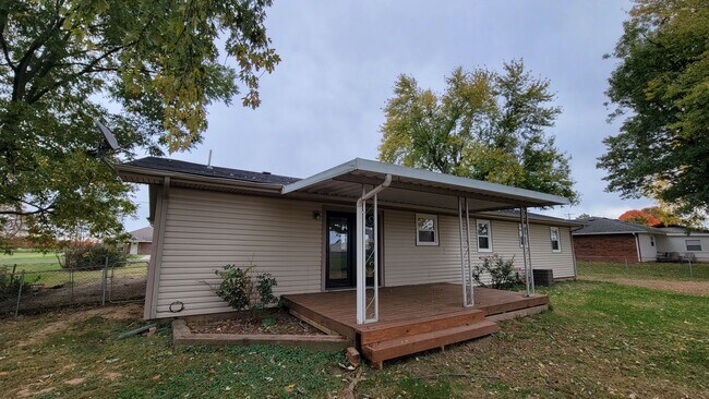 Building Photo - SPACIOUS NEWLY REMODELED 3 Bedroom | 1.5 B...