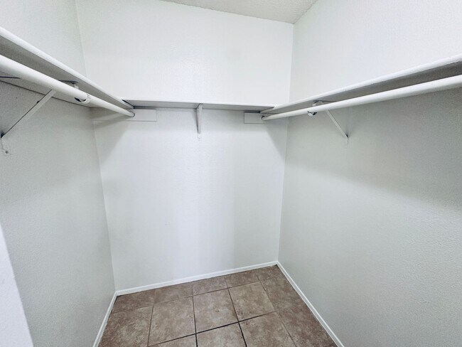 Building Photo - 5305 Woodland Oaks Ct