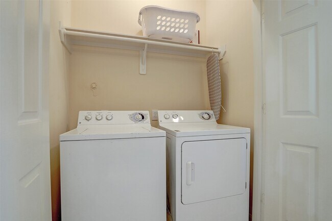 Building Photo - 2078 Laverne St