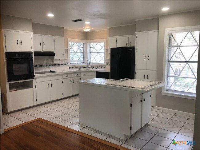 Building Photo - 1175 Canyon Dr