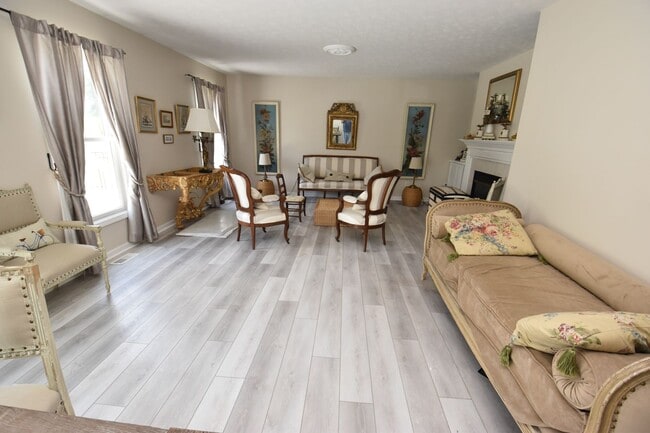 Building Photo - Home in Farmington Hills, 3 bedroom, 2 bath. Close to Notre Dame!
