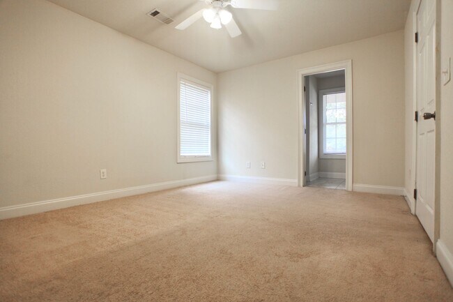 Building Photo - 807 W Longleaf Dr