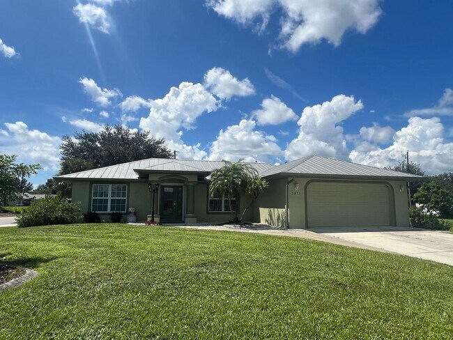 Building Photo - ($2,195) * ANNUAL ** Pool ** 3 Bed / 2 Bath - Harbor Heights  ** Single Family Home