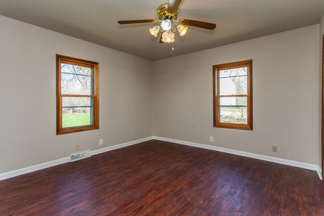Building Photo - 4 Bedroom home fully fenced in back yard!