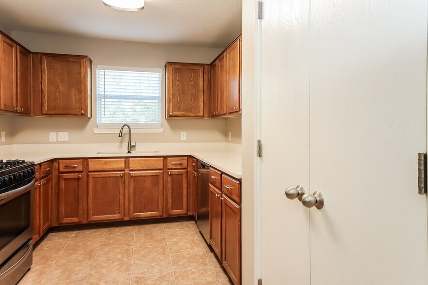 Building Photo - 10005 Sterling Pl Dr