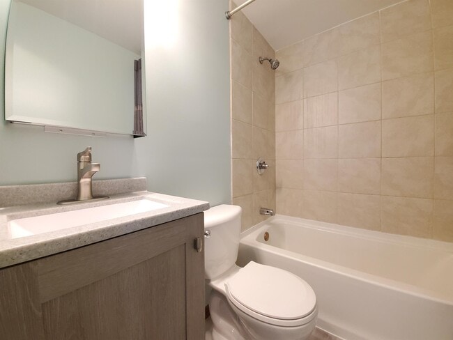 Building Photo - 2004-16 1/2 16 1/2 St NW