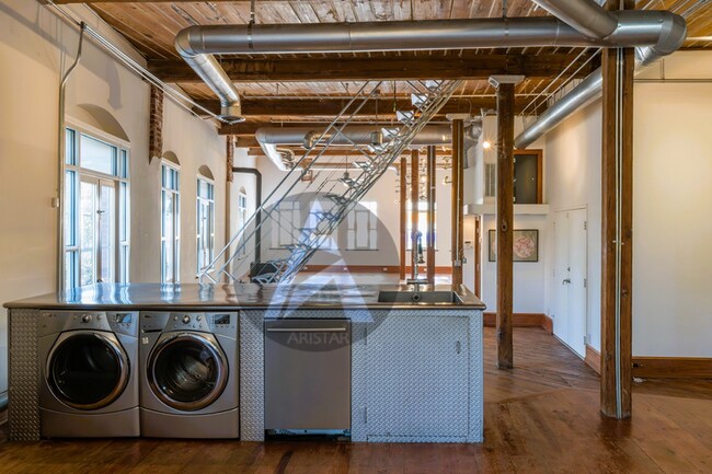 Building Photo - 161 Mangum St SW