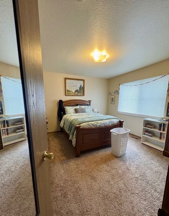 Building Photo - Duplex Available in Central MHK!
