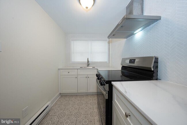 Building Photo - 717 Miller St