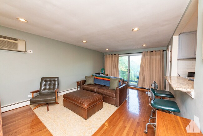 Building Photo - 4136 N California Ave