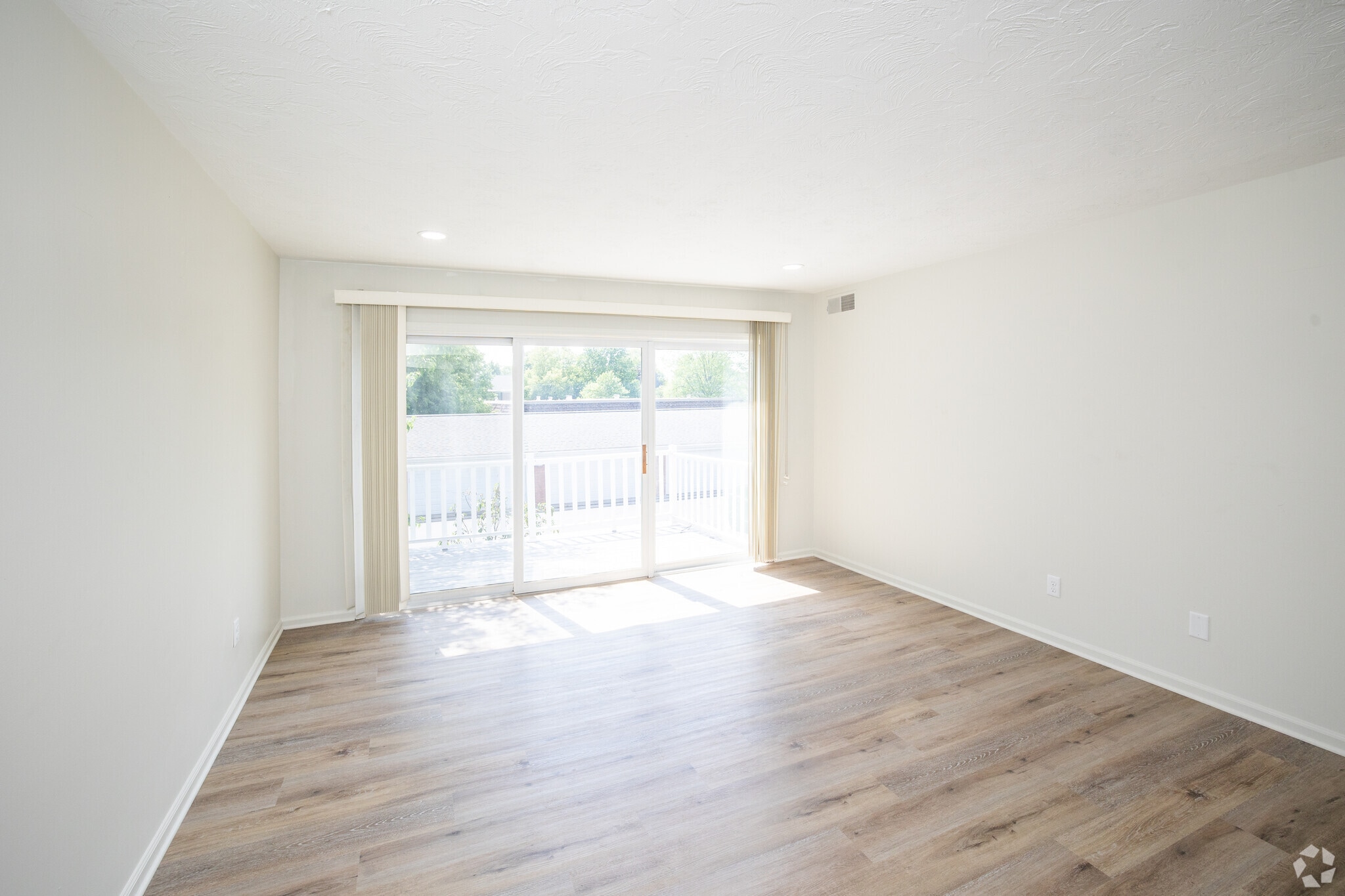 1BR, 1BA - 1,000SF - Living Room - Stony Ridge Manor Apartments