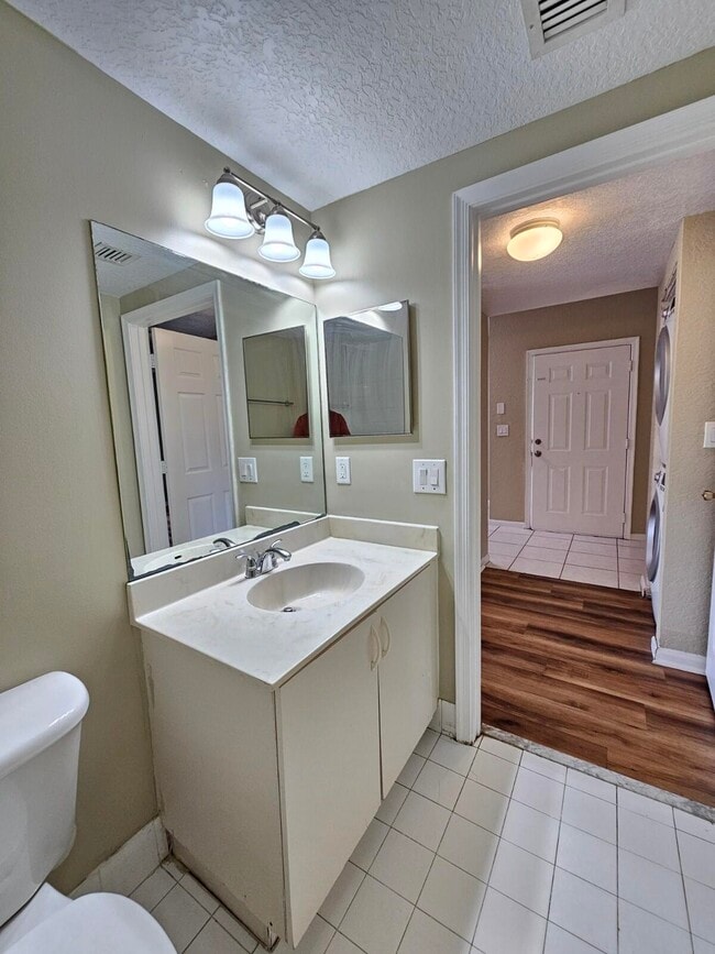 Building Photo - 1063 Golden Lakes Blvd