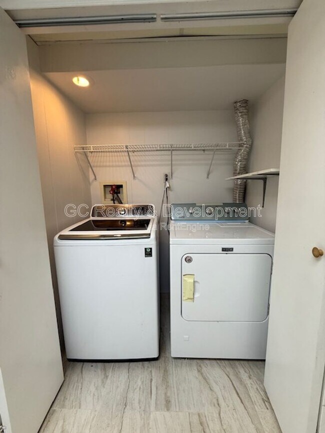 Building Photo - 885 Chelsea Ct