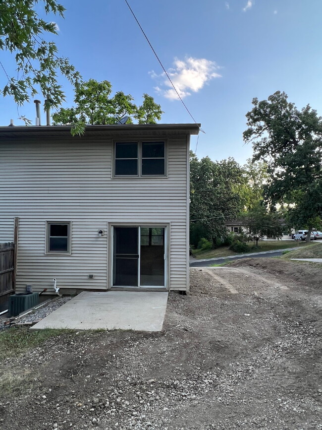 Building Photo - 3 Bedroom Duplex on South Side of Des Moines Available!