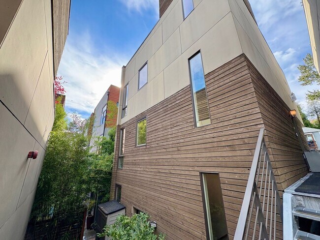 Primary Photo - Beacon Hill Townhouse