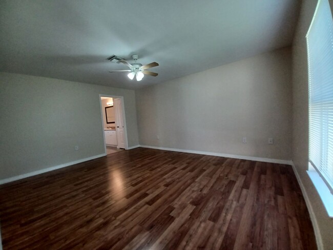 Building Photo - 1124 Diplomat Pkwy W