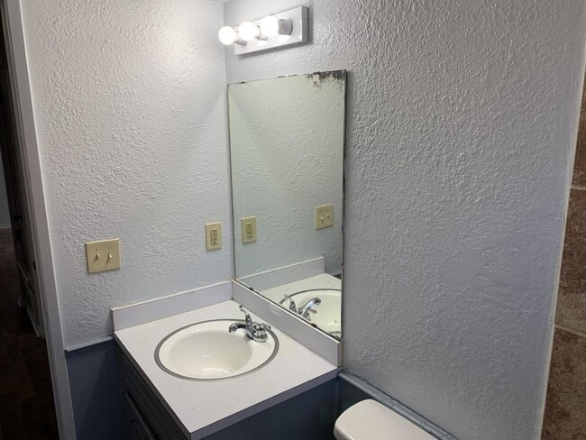 Building Photo - 1300 E Madison St