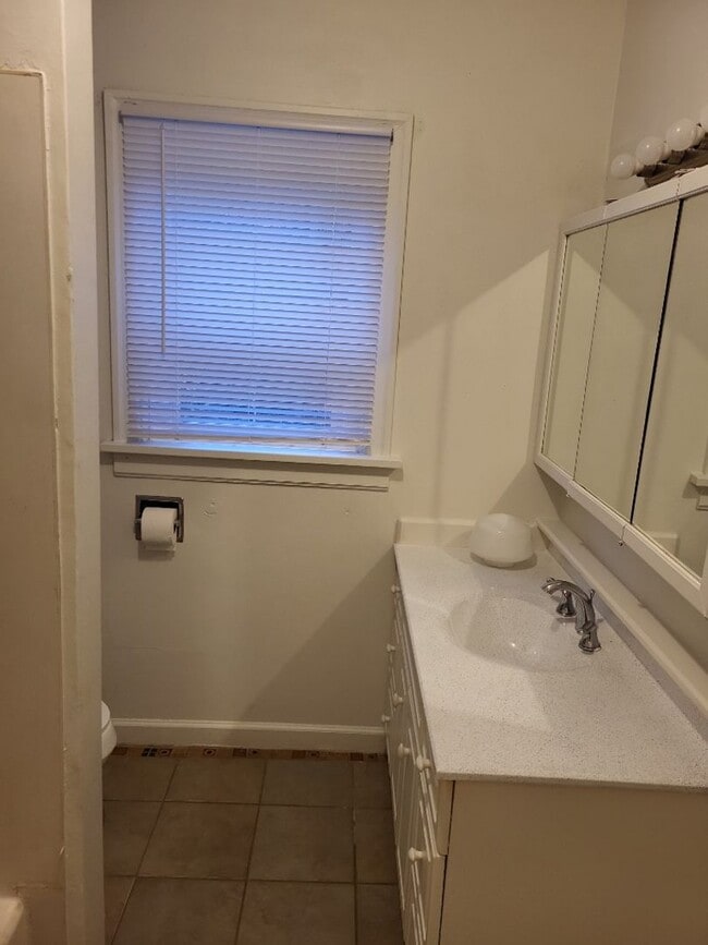 Building Photo - 1/2 off 1st Month's Rent - Charming Vintage Three Bedroom In Camas