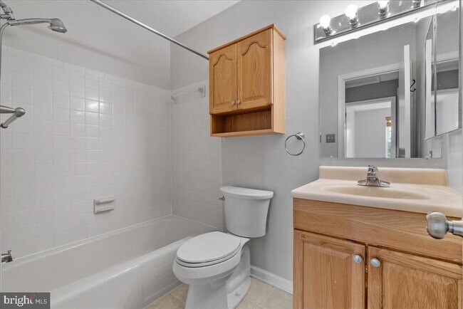 Building Photo - 2146 Golf Course Dr