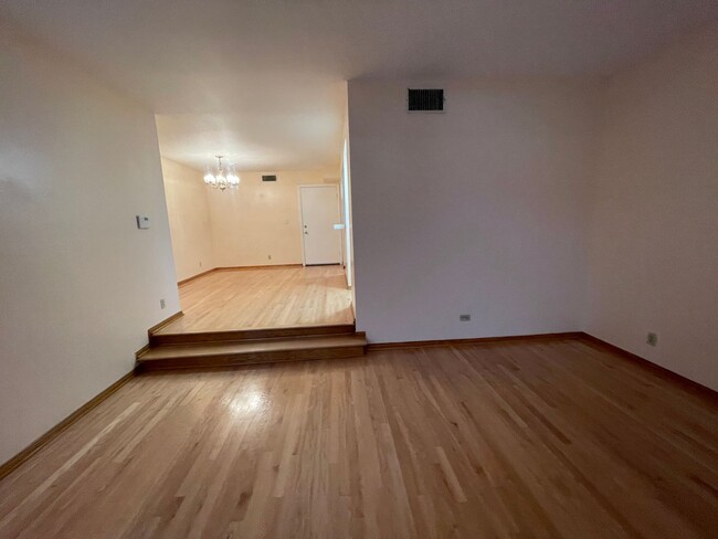 Building Photo - MOVE IN READY! Spacious 3-Bedroom Townhous...