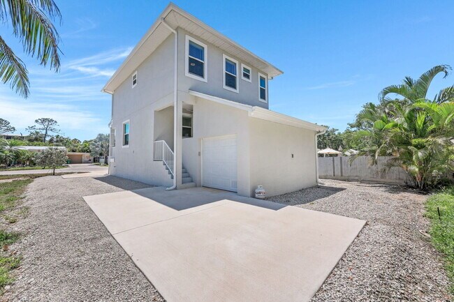Building Photo - Relaxation & Recreation Await in This Napl...