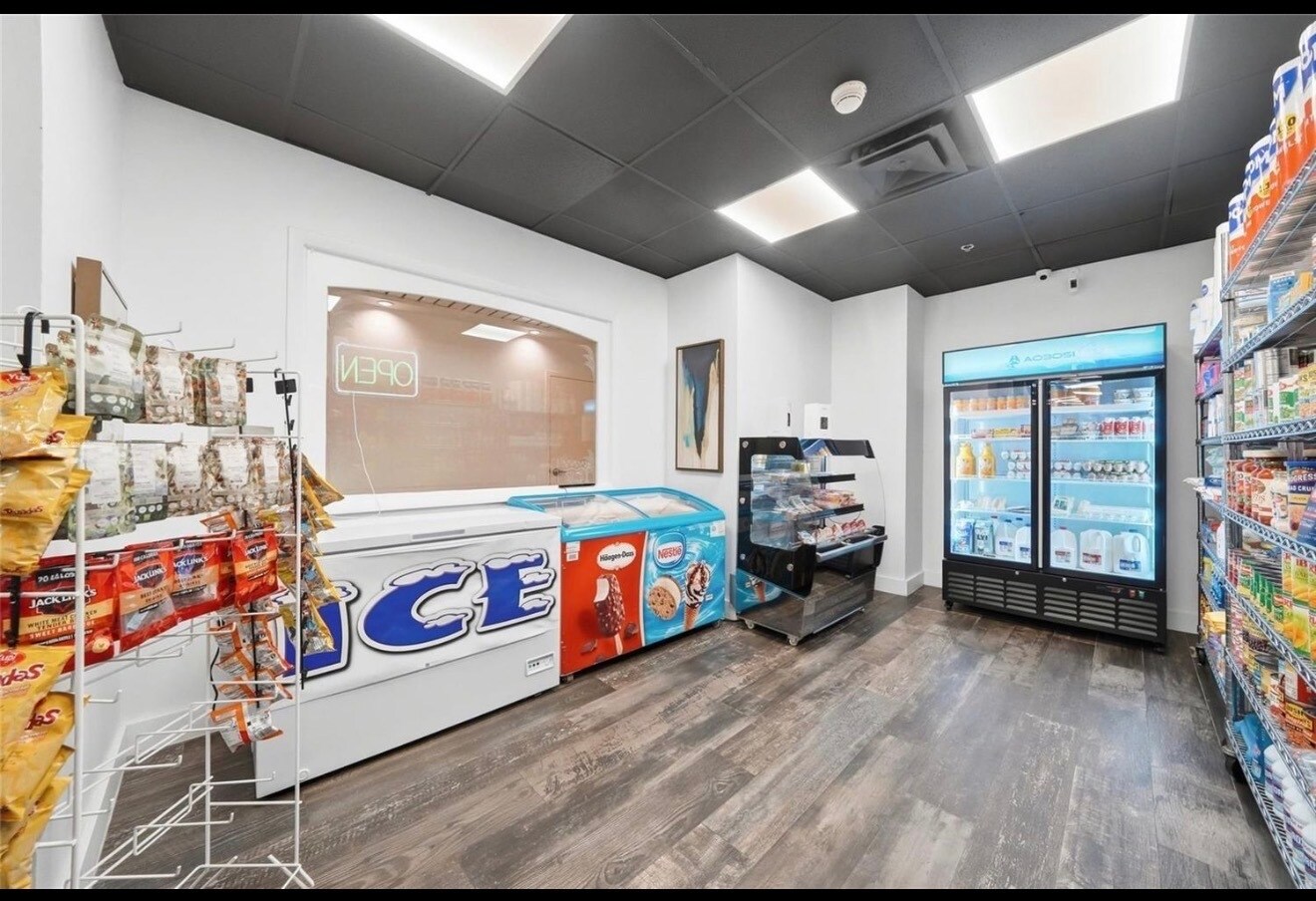 CAFÉ, MARKET & LOUNGE - 780 NE 69th St