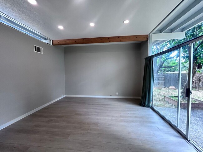 Building Photo - Three Bedroom Two Bathroom Home with Den/Home Office