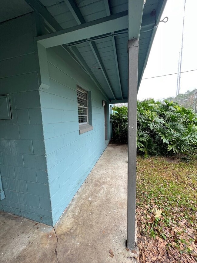 Building Photo - Spacious 3 bedroom 1 bathroom home with ni...