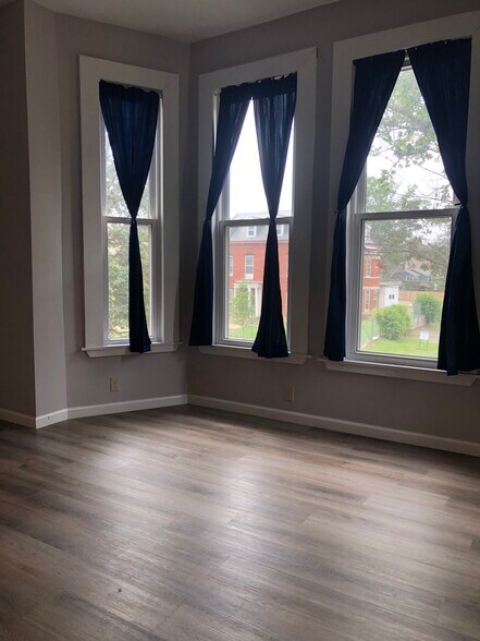 Building Photo - 437 W 6th St