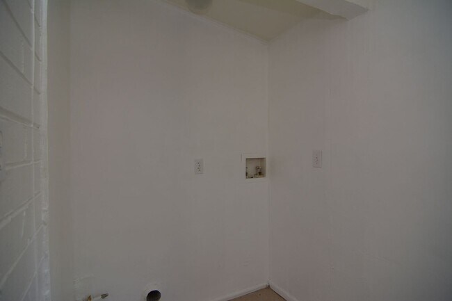 Building Photo - Charming 3 Bedroom 2 Bath House! Close to the UofA and Downtown!